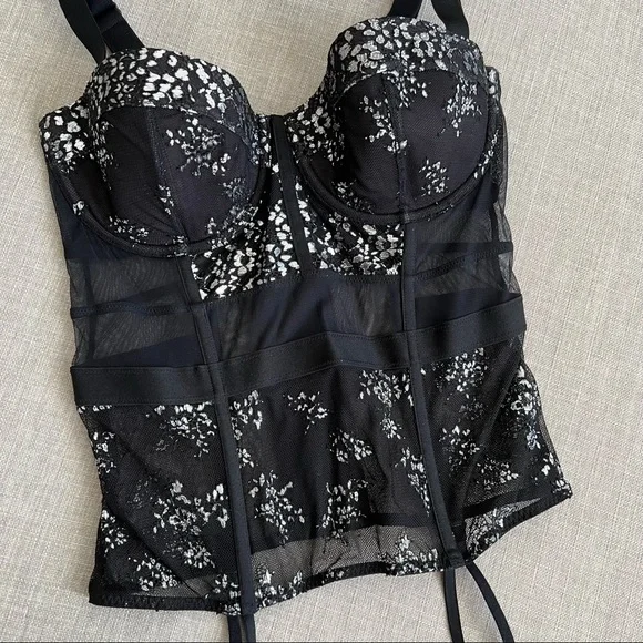VICTORIA’S SECRET* Lace corset with silver details - Picture 4 of 10